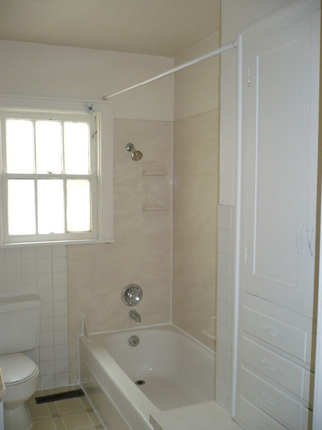 Building Photo - 712e16