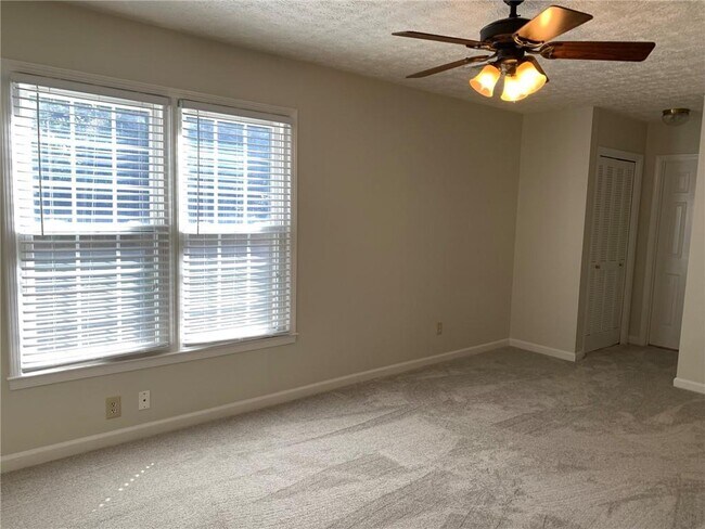 Building Photo - 4536 Woodlawn Lake Dr