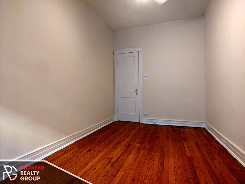 Building Photo - 812 W Waveland Ave