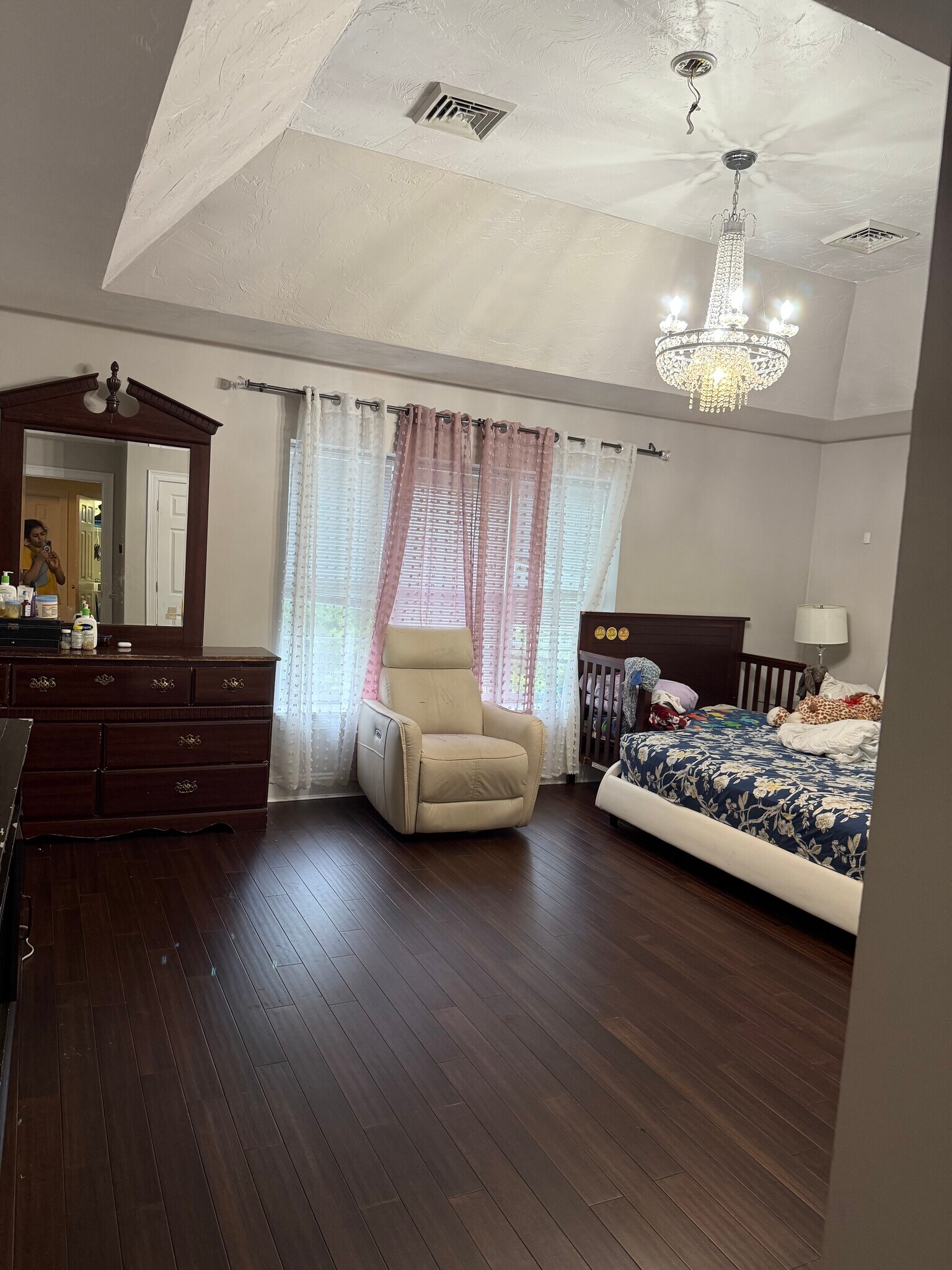 Master bedroom - 10 Brookside Ln
