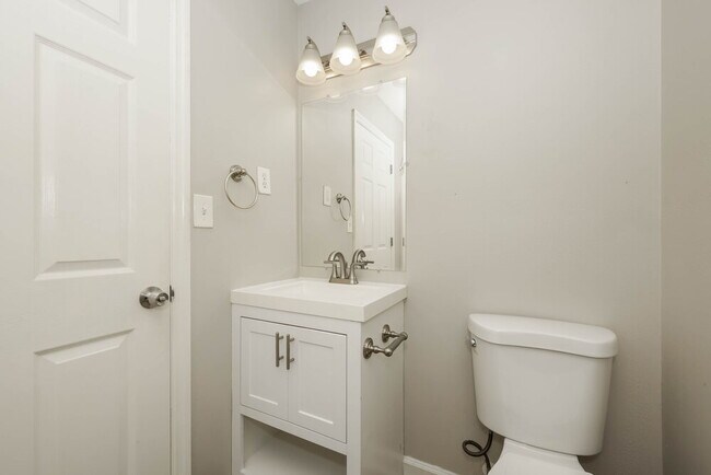 Building Photo - 311 Shadylake Dr