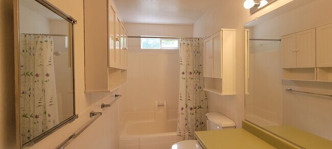 Building Photo - 2 Bedroom Condo Near Sacramento River Trail