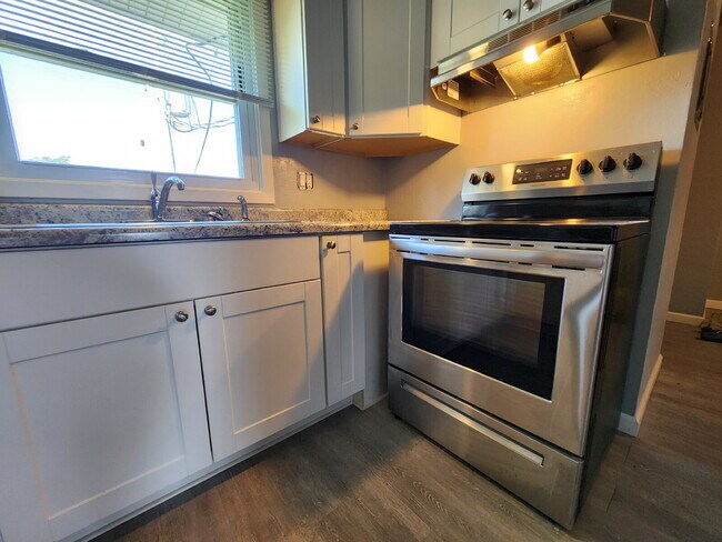 Building Photo - Updated 1 bedroom Upper - Kaukauna