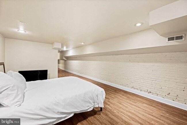 Building Photo - 1402 Light St