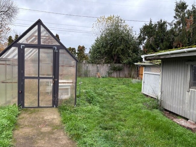 Building Photo - Charming home with large bedrooms