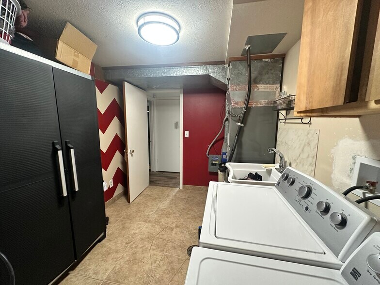 Building Photo - 219 Thayer Dr