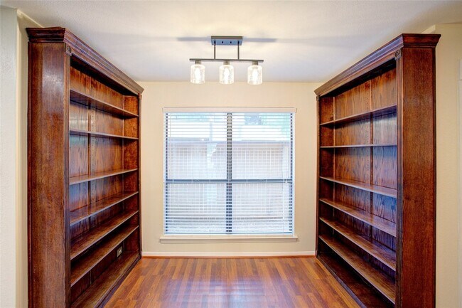 Building Photo - 1304 Harwell Dr