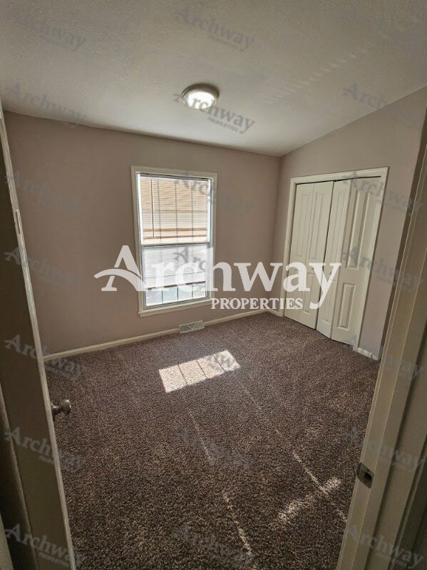 Building Photo - 1600 W Elm Terrace