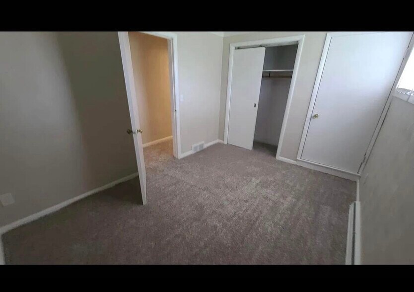 Building Photo - 6015 N River Rd