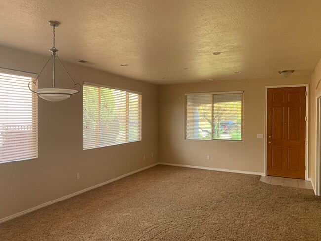 Building Photo - Beautiful Home in Coral Canyon