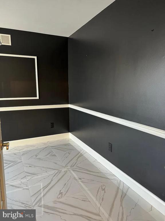 Building Photo - 518 Country Club Dr