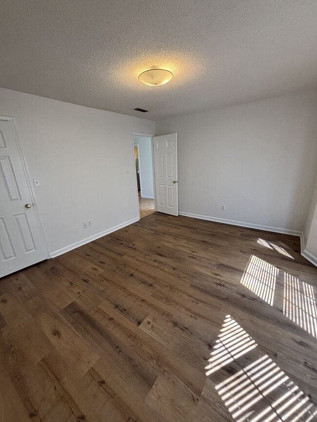 Building Photo - 2 Bed 2 Bath Pelham Available for immediat...