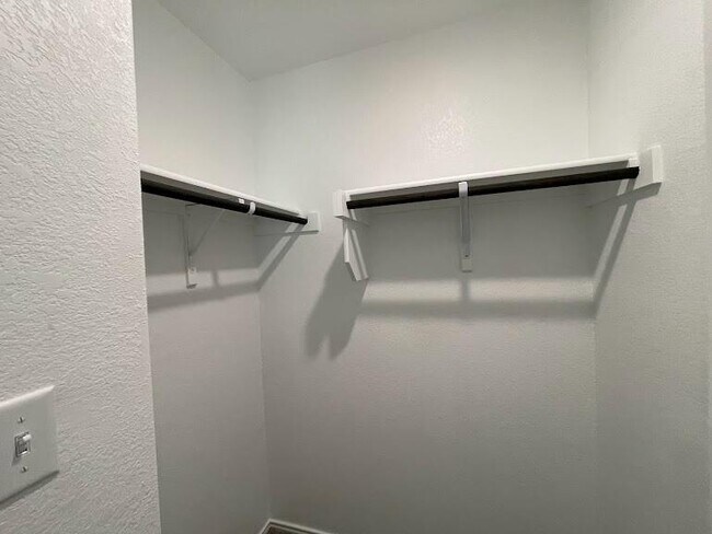 Building Photo - 640 Pickrell Lp