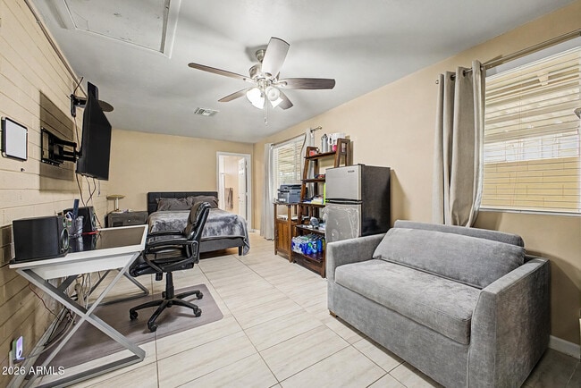 Building Photo - 515 E Vista Del Cerro Dr