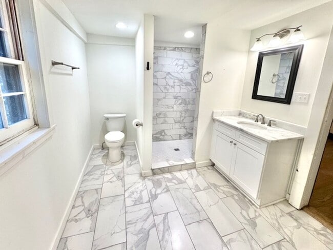 Building Photo - EvergreenStreet111