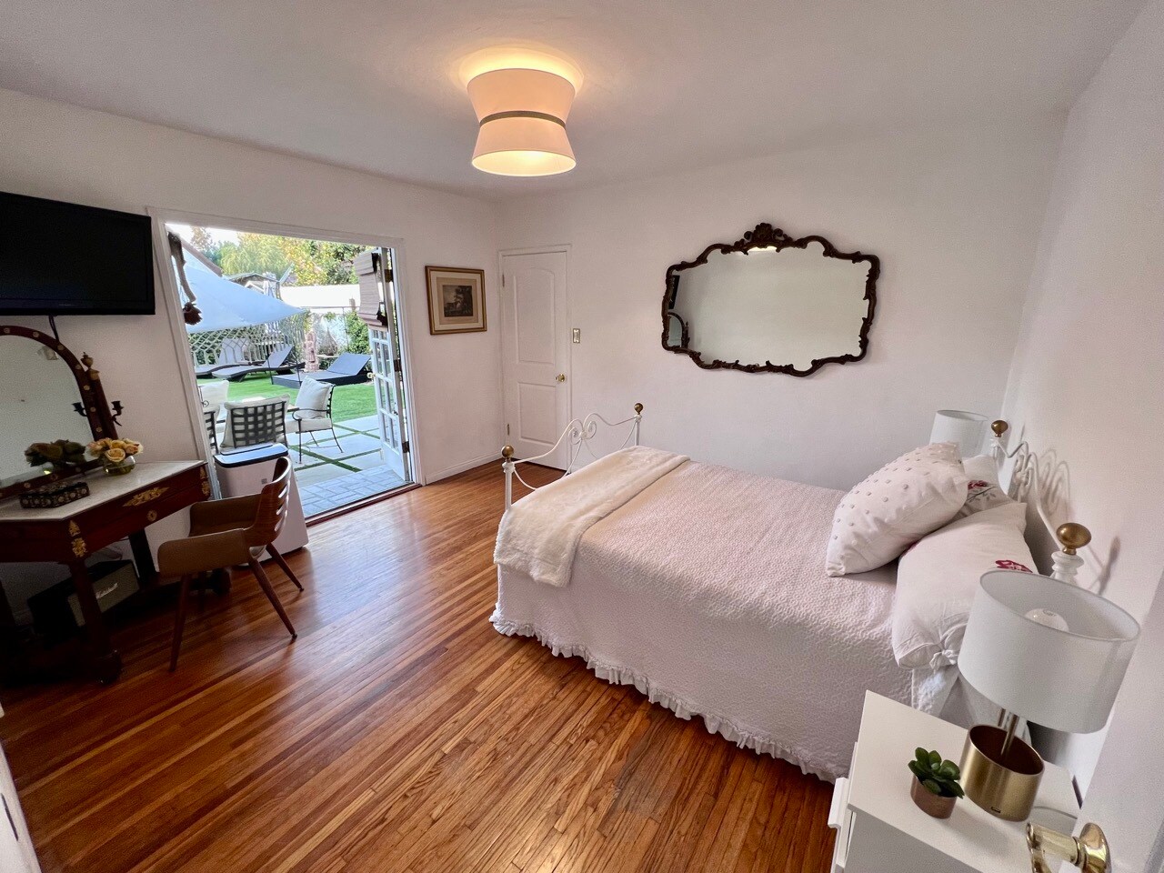 BDR1 Suite with Bath and Pool view - 219 Winchester Ave