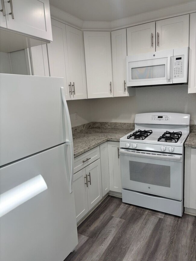 Building Photo - Large 3 Bedroom 3 Bathroom Condo for Rent