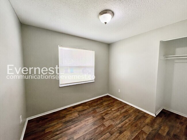 Building Photo - Limited Time Special Offer / 3 Bed/1.5 Bath Home with Carport / Pet-Friendly / Available Now!