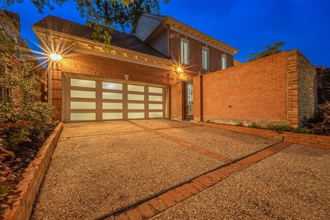 Building Photo - 983 S Post Oak Ln