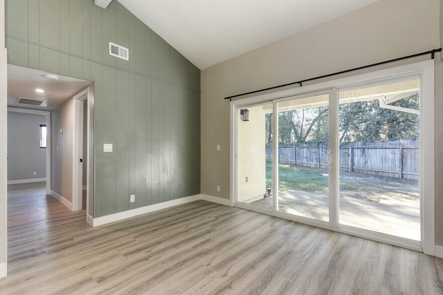 Building Photo - 9626 Knickers Ct