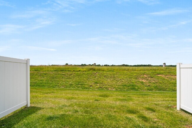 Building Photo - 1121 Riverbrook Dr
