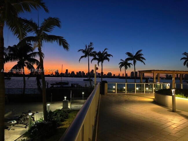 Building Photo - 1500 Bay Dr E