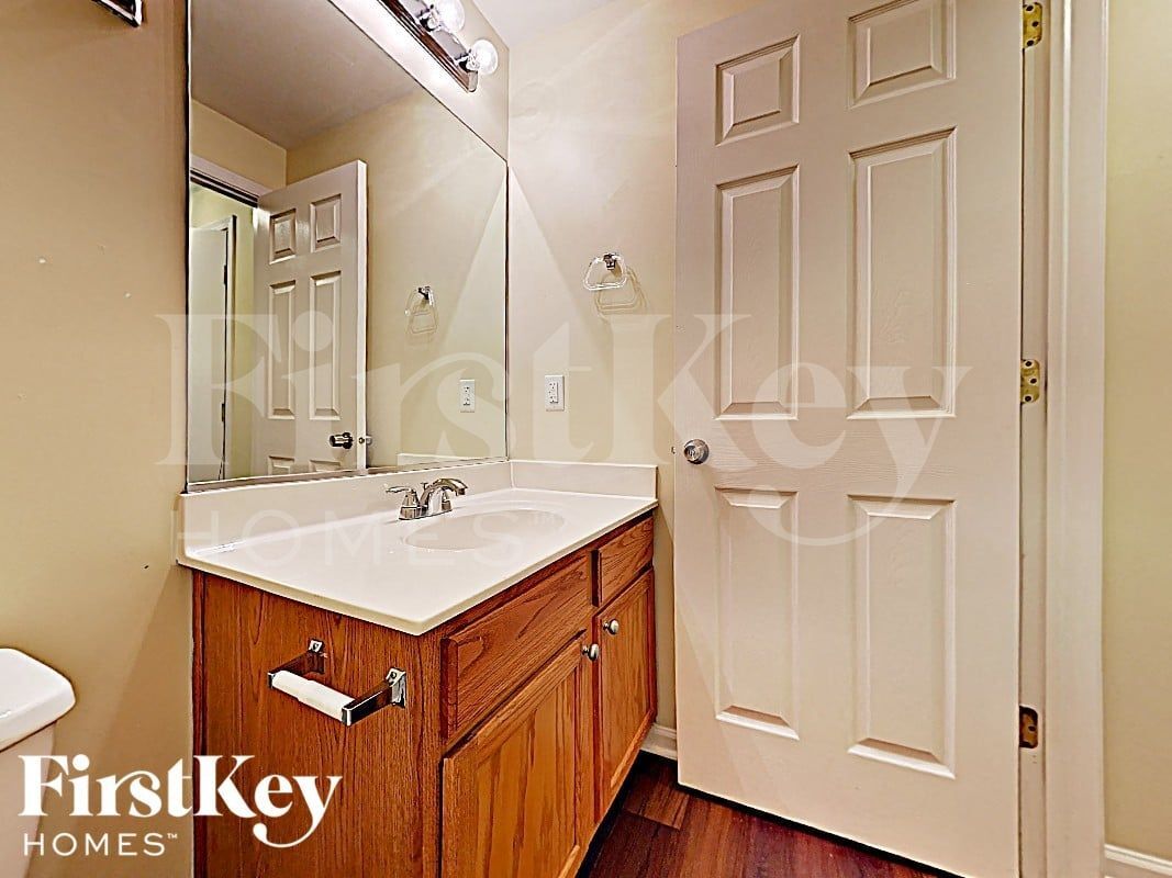 Building Photo - 674 Edward Dr