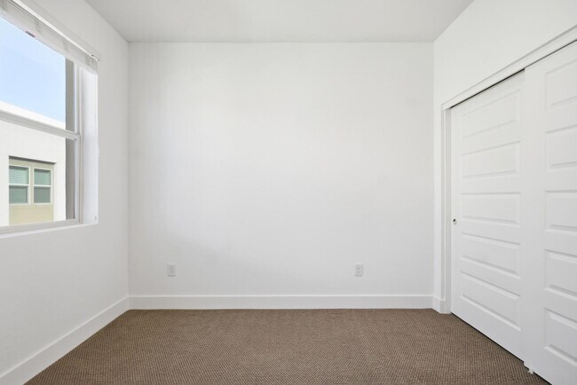 Building Photo - 820 N 8th Ave