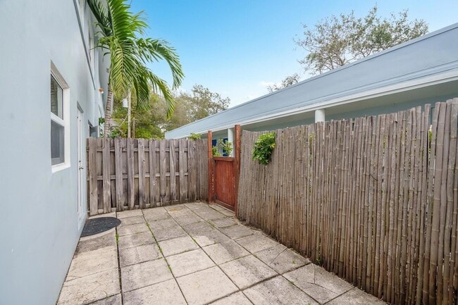 Building Photo - 416 NE 15th Ave