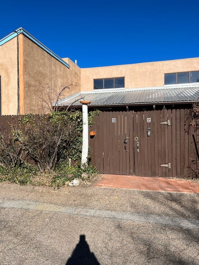 Building Photo - Sweet Townhome Next to Rail Yard
