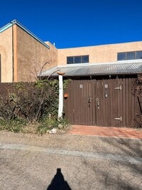 Building Photo - Sweet Townhome Next to Rail Yard