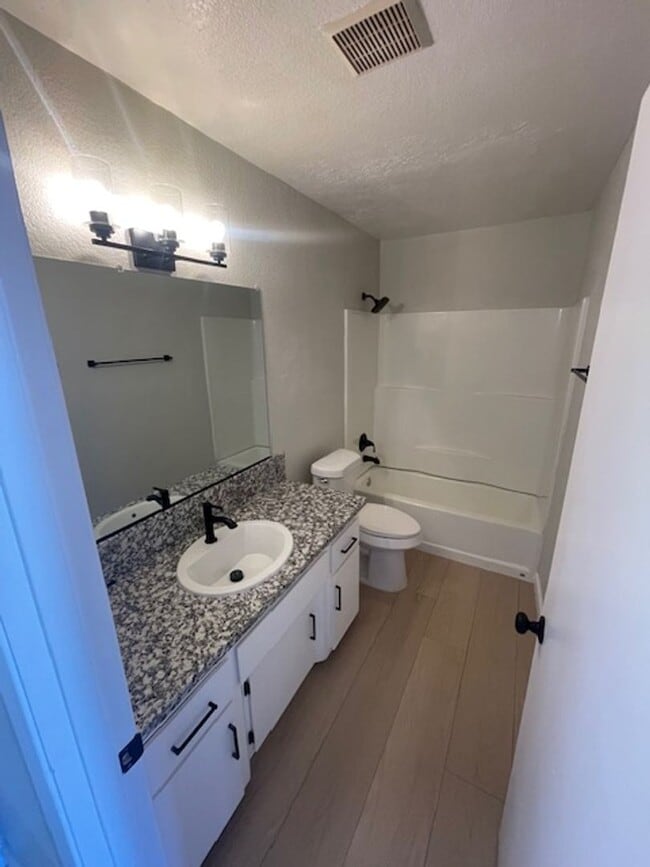 Building Photo - In the Heart of Atascadero