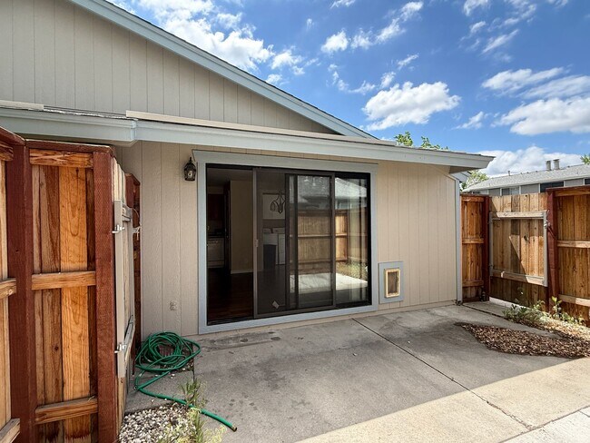Building Photo - Adorable townhome in the desirable Woodside-Sparks community!