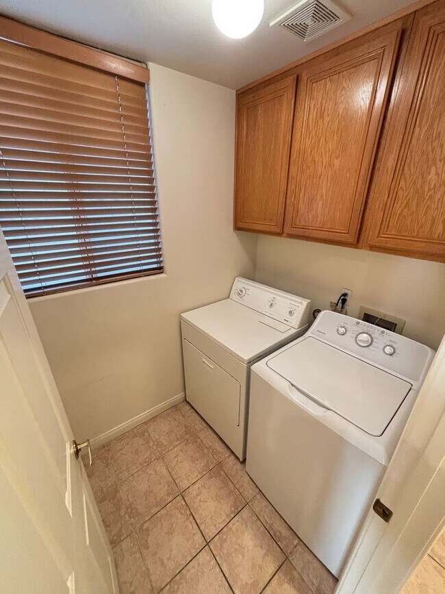 Building Photo - Gorgeous 3BED / 2.5 BATH home located in the gated community of Peccole Ranch!