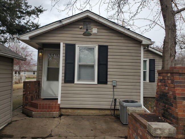 Building Photo - Very nice and recently remodeled 2BR rancher with 1 car garage