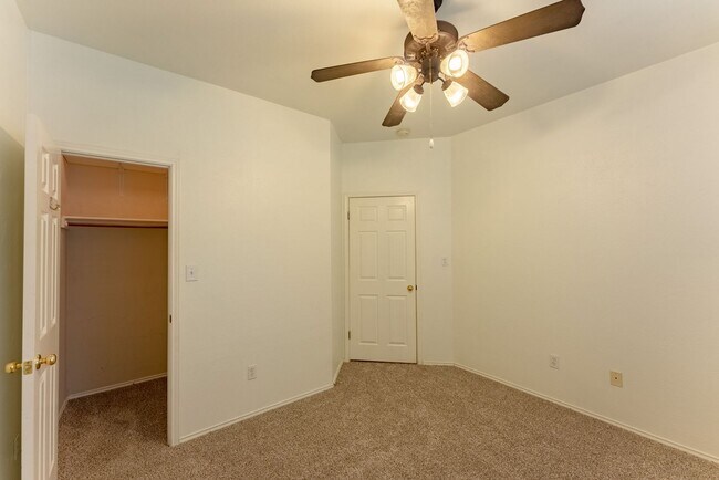 Building Photo - Alluring 3bd/2ba Lakeline Oaks Home in Cedar Park!
