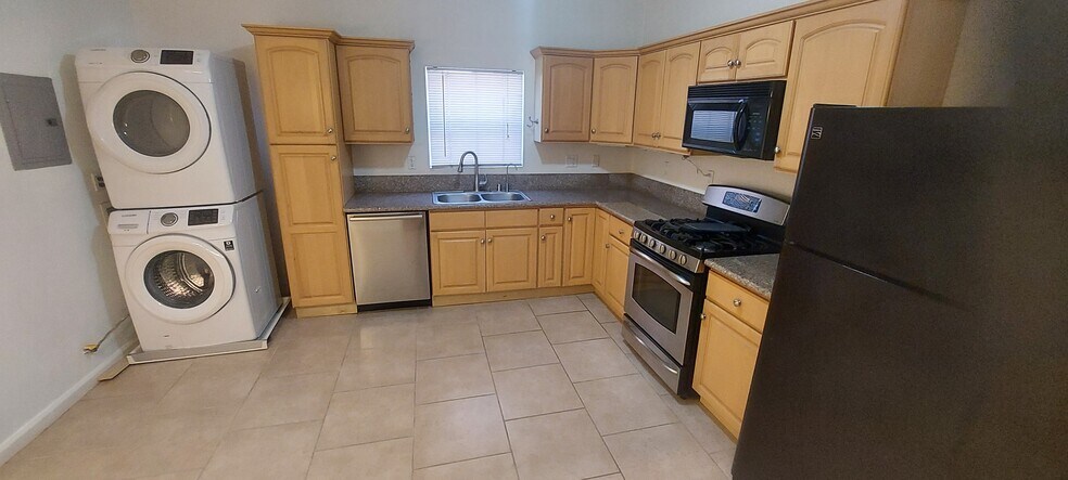 Building Photo - 2818 S Bronson Ave