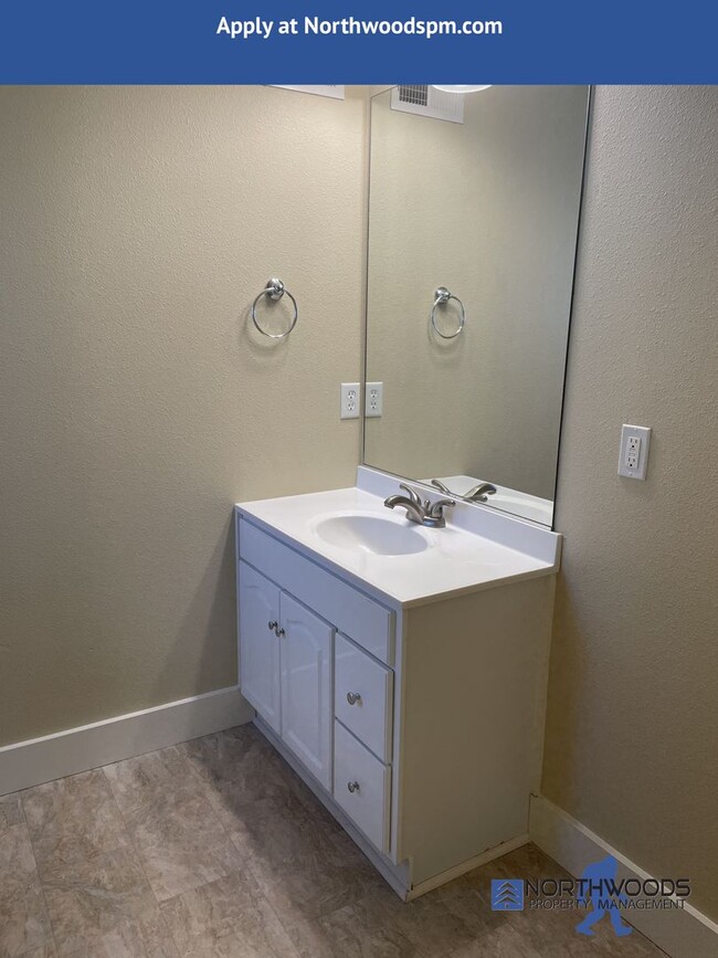 Building Photo - Beautiful 2 Bedroom 2.5 Bath Townhouse in ...