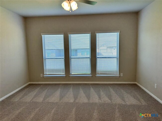 Building Photo - 10211 Six Shooter Ln