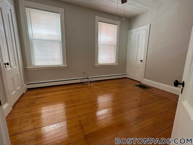 Building Photo - 117 Hillside St