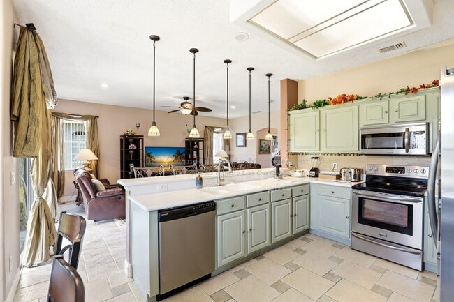 Building Photo - 824 Lake Biscayne Way