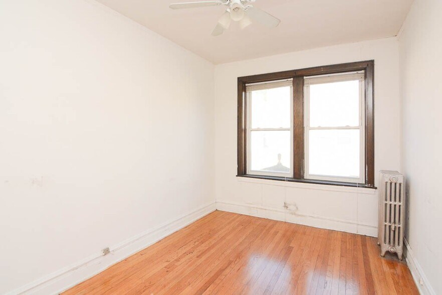 Building Photo - 4826 W Addison St