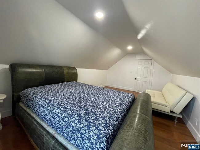 Building Photo - 11 Raymond Pl