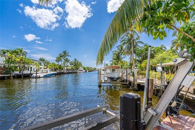 Building Photo - 2500 Bayview Dr