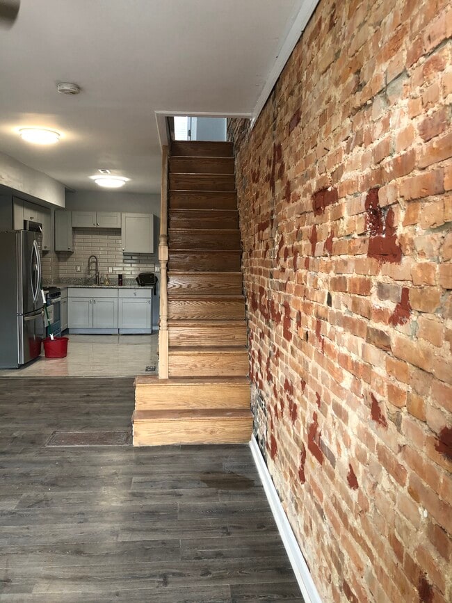 Building Photo - 405 S Vincent St