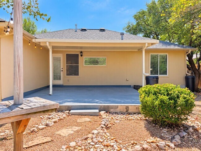 Building Photo - 807 Hilltop Dr