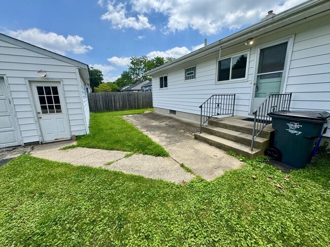 Building Photo - 3 Bedroom - Upper Arlington