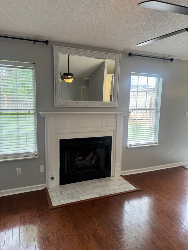Building Photo - Knoxville 37918 - Beautiful 3 bedroom, 2 bath home in the heart of Powell - Contact Lisa Vineyard...
