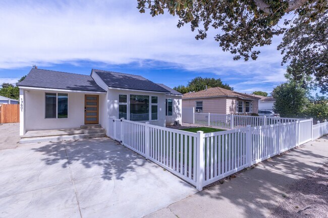 Building Photo - 17601 Hamlin St