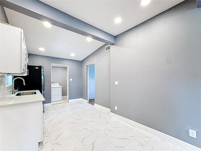 Building Photo - 2409 Drake Dr